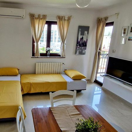 Apartments Villa Alba II بوريتش الغرفة الصورة